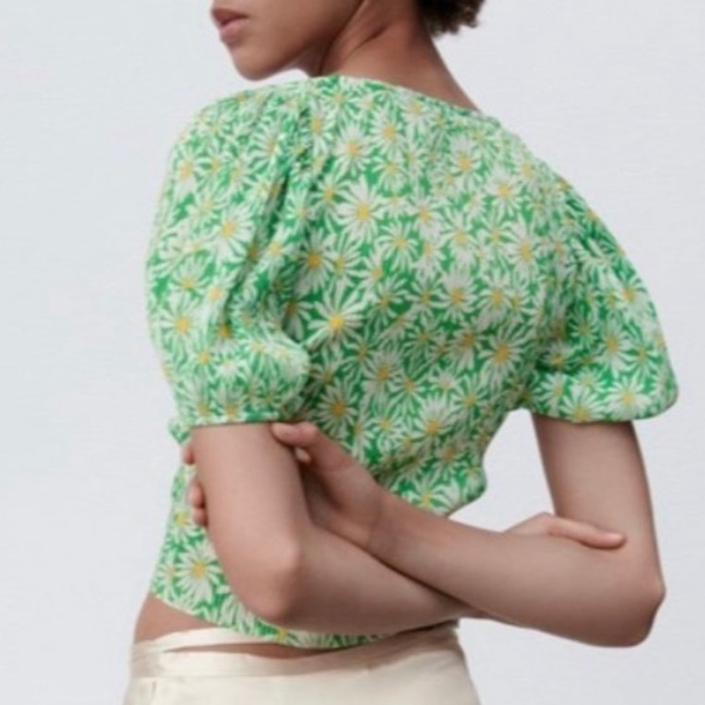 Zara green and white daisy ruched puff sleeve blouse size medium - Picture 3 of 11